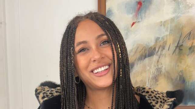 La exMiss Chile y participante de Gran Hermano, Estefanía Galeota conversó con Publimetro tras ser la tercera eliminada del reality de CHV y aclaró la relación que tendría con el animador de “Zona de estrellas” Mario Velasco, de quien se dijo en redes sociales que los vieron juntos paseando por la capital y también quién es su favorito para ganar.
“Salí muy emocionada, llorando y el vuelo se me hizo eterno. Sentía que no llegaba nunca y sin dormir además, porque me sacaron y fui directamente al aeropuerto, lo que fue muy abrumador”, contó en su arribo a Chile, tras pasar 23 días encerrada en la casa estudio en Argentina, aunque ya pensando en el repechaje.
“Me encantaría volver, definitivamente. Quizás ahora con una mirada y una parada diferente (...) superó las expectativas que tenía y estoy impactada con el boom que hay acá afuera con el reality”.
Respecto a su favorito que merece ganar el encierro fue clara en señalar que su voto sería para Hans Valdés, el menor al interior del programa.
“Es un siete como persona, alguien equilibrado. Creo que a mí me contuvo mucho dentro de la casa”.
En cuanto a las duras palabras de Jorge, quien la votó señalando que no soportaba su presencia, indicó que “no me dolieron (sus palabras) pero no esperaba que fuesen tan profundas. Yo sentí que no hablábamos mucho pero esa fue mi percepción, no más que eso. Que no teníamos una relación tan cercana, pero nunca hubiése dicho que no lo soportaba y que no lo quería ver mas”.
Producto de ello, en caso hipotético si tuviese que salvar a Jorge o Constanza Capelli de la placa de eliminación, su decisión es clara.
“Obviamente salvaría a Coni. De hecho me emocioné cuando ganó la prueba, cuando se fue de la casa, también, porque sentí que todas las personas que estamos dentro de la casa estamos como superándonos a nosotros mismos”, señaló, confesando que se arrepentía de haberla tratado mal por haber comido un trozo más de torta.
Solo amigos
Respecto a los rumores que surgieron con Mario Velasco, fue enfática en que solo son amigos.
“Es mi amigo, definitivamente es mi amigo. Es una persona que quiero mucho, aprecio mucho y nada más que eso. Yo estoy soltera”, aclaró.
Finalmente, dio a conocer sus planes a su futuro, señalando que le gustaría estar de panelista en Gran Hermano o en un programa de farándula, como Zona de estrellas.
“Me encantaría participar en un programa como este (Gran Hermano), ser comentarista u opinóloga. Creo que es entretenido y quizás podría desarrollarlo más (...) si hubiese un programa de farándula me encantaría trabajar de panelista, sería una buena oportunidad”.