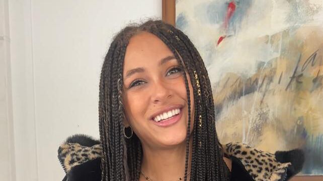 La exMiss Chile y participante de Gran Hermano, Estefanía Galeota conversó con Publimetro tras ser la tercera eliminada del reality de CHV y aclaró la relación que tendría con el animador de “Zona de estrellas” Mario Velasco, de quien se dijo en redes sociales que los vieron juntos paseando por la capital y también quién es su favorito para ganar.
“Salí muy emocionada, llorando y el vuelo se me hizo eterno. Sentía que no llegaba nunca y sin dormir además, porque me sacaron y fui directamente al aeropuerto, lo que fue muy abrumador”, contó en su arribo a Chile, tras pasar 23 días encerrada en la casa estudio en Argentina, aunque ya pensando en el repechaje.
“Me encantaría volver, definitivamente. Quizás ahora con una mirada y una parada diferente (...) superó las expectativas que tenía y estoy impactada con el boom que hay acá afuera con el reality”.
Respecto a su favorito que merece ganar el encierro fue clara en señalar que su voto sería para Hans Valdés, el menor al interior del programa.
“Es un siete como persona, alguien equilibrado. Creo que a mí me contuvo mucho dentro de la casa”.
En cuanto a las duras palabras de Jorge, quien la votó señalando que no soportaba su presencia, indicó que “no me dolieron (sus palabras) pero no esperaba que fuesen tan profundas. Yo sentí que no hablábamos mucho pero esa fue mi percepción, no más que eso. Que no teníamos una relación tan cercana, pero nunca hubiése dicho que no lo soportaba y que no lo quería ver mas”.
Producto de ello, en caso hipotético si tuviese que salvar a Jorge o Constanza Capelli de la placa de eliminación, su decisión es clara.
“Obviamente salvaría a Coni. De hecho me emocioné cuando ganó la prueba, cuando se fue de la casa, también, porque sentí que todas las personas que estamos dentro de la casa estamos como superándonos a nosotros mismos”, señaló, confesando que se arrepentía de haberla tratado mal por haber comido un trozo más de torta.
Solo amigos
Respecto a los rumores que surgieron con Mario Velasco, fue enfática en que solo son amigos.
“Es mi amigo, definitivamente es mi amigo. Es una persona que quiero mucho, aprecio mucho y nada más que eso. Yo estoy soltera”, aclaró.
Finalmente, dio a conocer sus planes a su futuro, señalando que le gustaría estar de panelista en Gran Hermano o en un programa de farándula, como Zona de estrellas.
“Me encantaría participar en un programa como este (Gran Hermano), ser comentarista u opinóloga. Creo que es entretenido y quizás podría desarrollarlo más (...) si hubiese un programa de farándula me encantaría trabajar de panelista, sería una buena oportunidad”.