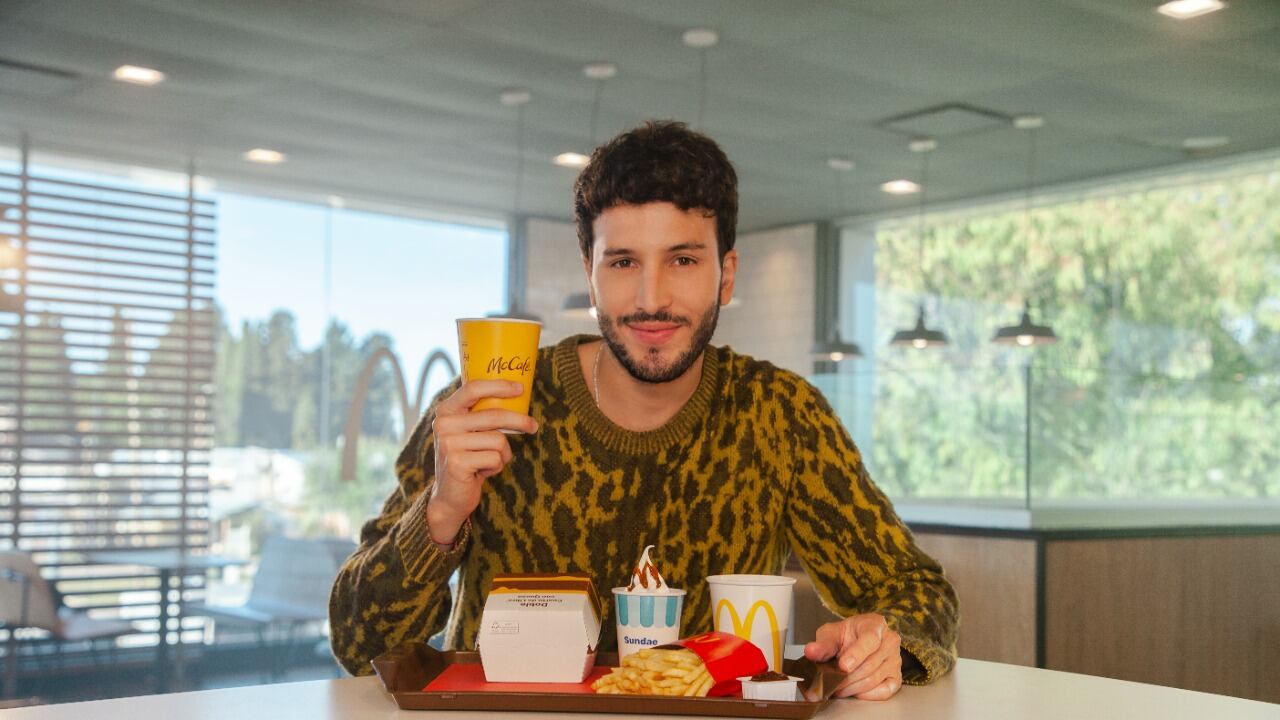 El cantante colombiano posando con su menú preferido