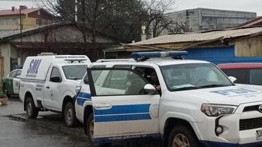 Efectivos policiales siguen las pericias investigativas para dar con la identidad del sujeto hallado muerto en el colegio Ana Aichele, de Osorno.