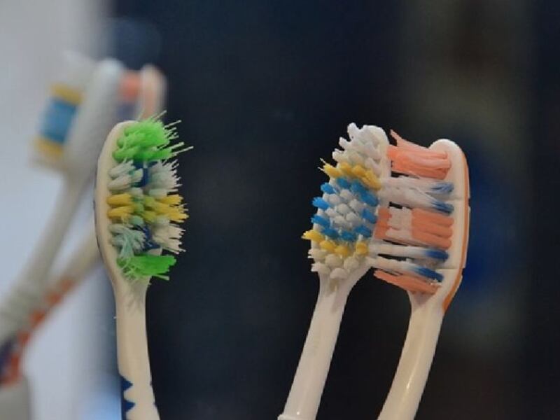 Mejor no pecar de higiénicos: alertan del peligro de lavarse los dientes antes y después de la intimidad 