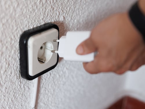 ¿Tu cargador es una bomba de tiempo? Cómo evitar incendios eléctricos en casa