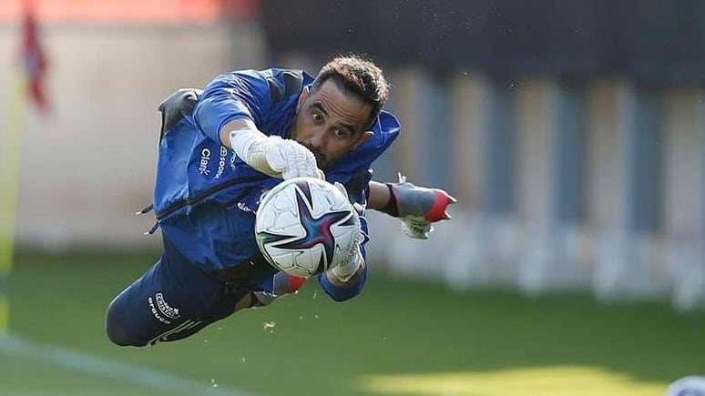 El periodista Eugenio Salinas aclaró los rumores de un posible retiro del fútbol de Claudio Bravo, luego de lesionarse en España y tomarse dos meses para su recuperación.