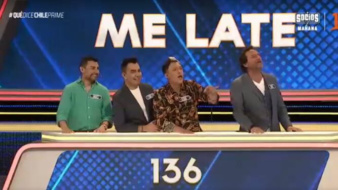 Una hilarante situación se produjo durante el capítulo de este miércoles del Qué dice Chile Prime, que enfrentó a los equipos del Me Late, compuesto por los ex integrantes del programa, frente a Girls power, integrado por diversas panelistas de otros espacios faranduleros.
De hecho, el team de las mujeres se lució de principio a fin, tanto así que a mitad de la competencia, Martín Cárcamo le hizo una advertencia a Daniel Fuenzalida y sus compañeros.
“Si no está (una de las respuestas que habían dado), se acaba el juego. Es más, quiero agregarte algo, sería la primera vez en la historia de este programa, de todos los prime que hemos hecho, que el juego se acaba en la séptima pregunta. Porque siempre se acaba en la octava o en la novena. Para que se acabe en la séptima significa que les dieron guaraca”, avisó el “rubio natural”.