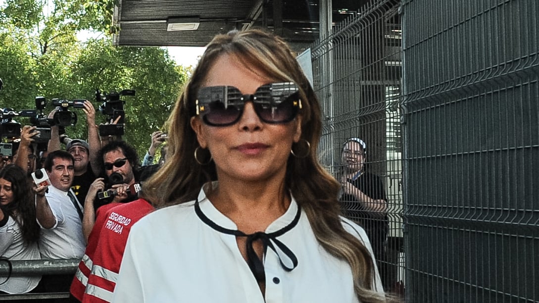 Tercera jornada de audiencia de formalización de exalcaldesa de Maipú Cathy Barriga | 18 DE ENERO DEL 2024 / SANTIAGO
Cathy Barriga, ex alcaldesa de Maipú, llega a la tercera jornada de formalización en su contra.
En el 9° Juzgado de Garantía de Santiago continúa (tercera jornada) la formalización de la ex alcaldesa de Maipú Cathy Barriga por fraude al fisco y falsificación de instrumento público. Tribunal resolverá la petición de cautelar del Ministerio Público y del Consejo de Defensa del Estado de establecer prisión preventiva.
VICTOR HUENANTE / AGENCIAUNO