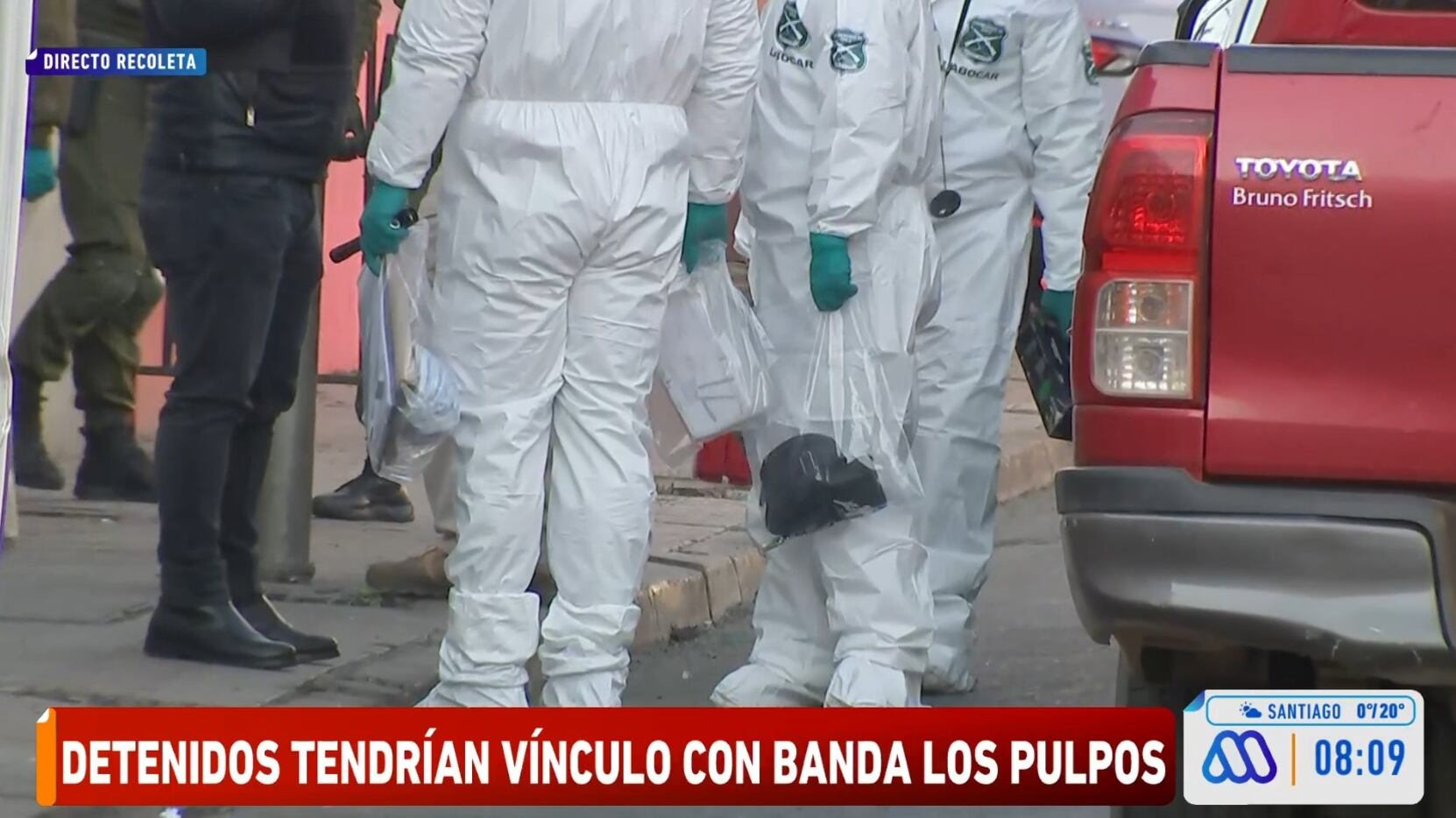 Se hacen llamar Los Pulpos. Una peligrosa banda peruana, conocida por los vecinos de diversas comunas de Santiago Centro, como Recoleta y Quinta Normal, debido a sus fechorías de extorsión a los pequeños comerciantes y la toma de viviendas y cites, para después cobrar arriendo a sus moradores.
Pero, esta mañana, se les acabó la fiesta a ocho de sus miembros, luego de un exitoso allanamiento de La Fiscalía Occidente y Carabineros.
Fueron más de 100 funcionarios del OS7, el GOPE, Control de Orden Público y el Laboratorio de Criminalística (Labocar), que llegaron de madrugada hasta el sector de Juárez Corta con Olivos y calle Valdivieso en Recoleta para dar con el paradero de los antisociales que operan desde hace años en el país, investigados por tráfico de drogas, porte de armas y un largo listado de delitos. Incluso, sicariato.
La investigación contra ellos radica del año 2023, luego que vecinos denunciaran disparos en la vía pública de la comuna de Pudahuel. Tras ello, se llegó hasta Recoleta.
El fiscal a cargo, Daniel Contreras, reveló que dentro de los ocho detenidos, siete peruanos y un venezolano, se encuentra el líder de la banda, identificado como Jordi Rojas, quien contaban con una orden de captura internacional por un homicidio calificado en Perú, informó Bío Bío. 
Respecto a ese crimen, se informó que se trataría de un crimen por encargo que cometió contra una mujer el 2023.