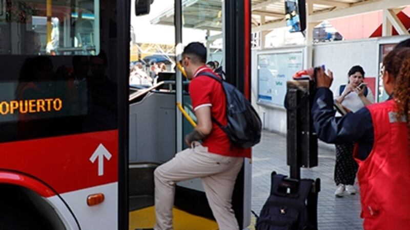 Anuncian aumento de tarifas en pasajes de buses RED y Metro desde este domingo: alza llegaría a los 20 pesos