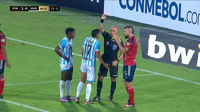 Felipe Flores quiso hacer una de Maradona y terminó expulsado en el mejor momento de Magallanes