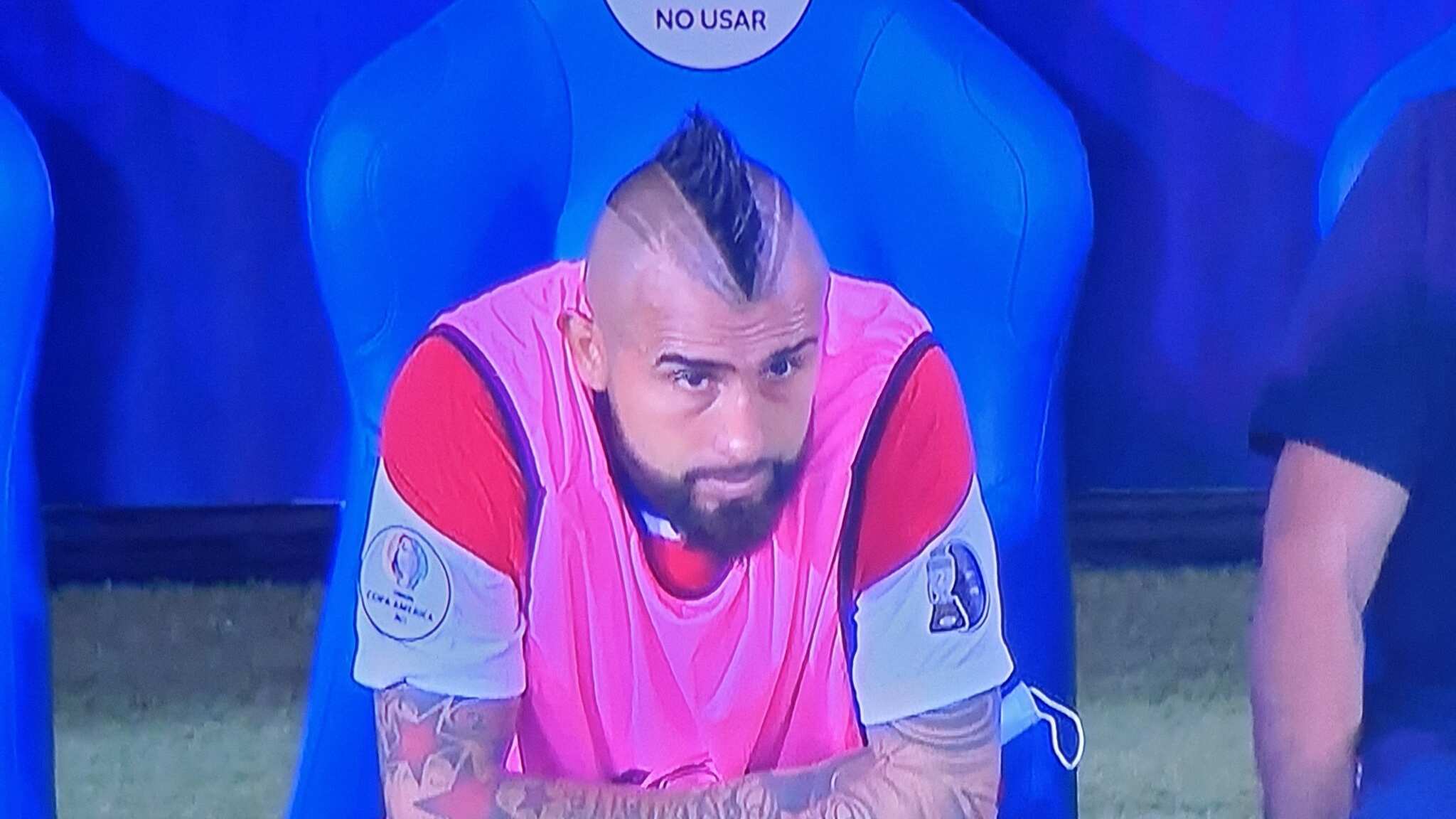 Arturo Vidal en la banca.