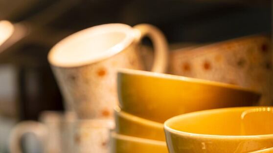 Variedad de tazones y tazas en una tienda doméstica moderna