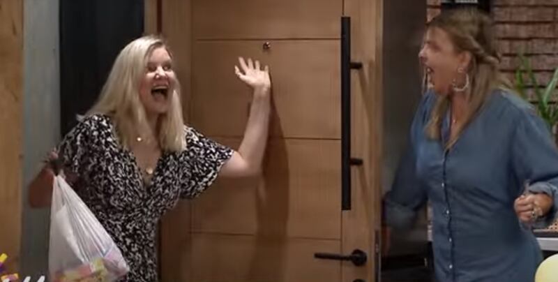 ras la salida de Andrea Hoffman y luego de que Aranzazú Yankovic tomara el mando de Milf, el show de TV+ sorprendió este lunes tras anunciar un nuevo rostro para su panel.
Se trata de la actriz Javiera Acevedo, quien debutó durante esta jornada en el programa con helados de regalo e inéditas historias de su nueva vida como madre tras la llegada de su hijo Kai.
“Cuéntanos. ¿Nos vas a estar acompañando?”, consultó Yankovic a lo que la influencer asintió con algo de nervios. “Sí, vamos a ver… vamos a ver si me aguantan, si estoy bien, quizás ya envejecí demasiado y ya no soy tan divertida”, expresó Acevedo.
“Amiga, somos mucho más viejas que tú aquí. Tú eres la más joven de todas”, reaccionó Berta Lasala dándole la bienvenida a su nueva compañera.