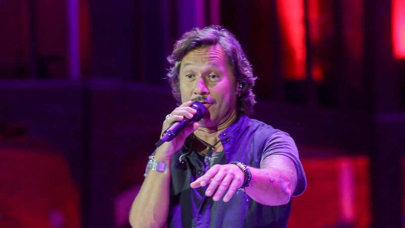 Partió suave, pero antes de la tercera canción se soltó bromeando con el público, en tono pícaro, canchero y coquetón. “Vos, tenés cara de brava”, lanzó sacando risas el cantante argentino Diego Torres, quien demostró cancha, tiro y largo, durante su primera vez en el Festival del Huaso de Olmué 2025, en su edición número 54.
Si bien, en las redes las opiniones eran divididas, en El Patagual la historia era diferente. La banda tenía un sonido sólido, profundo y potente, el cual disfrutó el público presente. Principalmente, familias, parejas y grupos de amigas que se unieron al “mijito rico” que le gritaron de manera espontánea al artista de 53 años, que celebra sus 30 años de carrera con su gira “Mejor que ayer tour”.
Antes de las 10;15 de la noche, el argentino pisó por primera vez el escenario del Patagual, tras ser presentado por los animadores María Luisa Godoy y Eduardo Fuentes. 
Amenizó a los asistentes con sus melodías de ritmo afro latino, para disfrutar bajo una cálida noche de verano. Aunque, claramente, eso no necesariamente logró traspasar la pantalla, cuyos televidentes manifestaron en X que querían mayor acción y esperaban ansiosos la entrada del humorista Ignacio Socias. 
El primer momento álgido llegó con la canción “Color esperanza”, que hizo levantarse al público de sus asientos y cantar al unísono. Luego, Penélope y Tratar de estar mejor también fueron algunos de los grandes éxitos que estuvieron presente y que hicieron menear el cuerpo, a los rostros de TVN y al jurado como Monserrat Álvarez.