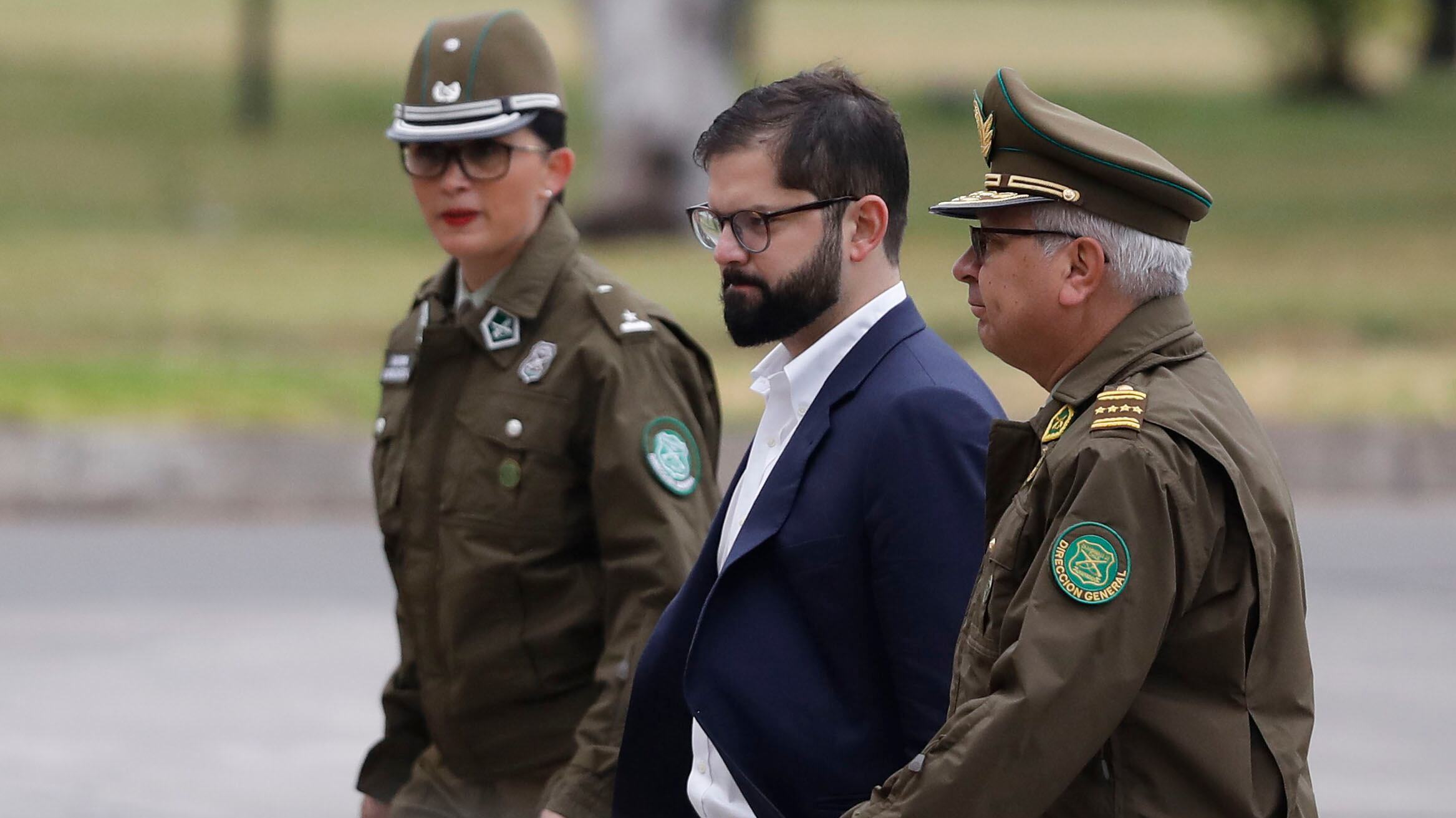 El Presidente Gabriel Boric realizará este jueves su primera visita a la región de La Araucanía desde que asumió el cargo en marzo pasado, por lo que anunciaron un operativo policial especial para resguardar la seguridad del Mandatario y evitar incidentes.
Esto, en el marco de la aprobación de un nuevo estado de excepción y reiterados ataques incendiarios en la última jornada, así como el rechazo de la visita del jefe de Estado por parte de la Coordinadora Arauco Malleco (CAM).
Según informó La Tercera, Carabineros tiene contemplado el traslado del helicóptero institucional para reforzar los servicios aéreos, el viaje de funcionarios de refuerzos desde Santiago y un contingente de escoltas que lo acompañarán en todo momento.
Asimismo, parte de la comitiva policial que acompañará a Boric ya se encuentra en Temuco, donde el centro operativo será la unidad policial ubicada en Pailahueque, en Ercilla, lugar donde llegarán los cien carabineros de la Escuela de Suboficiales en las próximas horas.
El jefe de la Zona Araucanía, general Manuel Cifuentes, explicó que "tenemos que coordinarnos con la autoridad administrativa para disponer los servicios que requiere la investidura del Presidente de la República en la región. Obviamente, tenemos que asegurarnos de que sus actividades se desarrollen de manera normal y, para eso, hago el llamado a la ciudadanía de que esta es una visita presidencial".
La máxima autoridad del país saldrá desde Santiago a las 06:45 horas del jueves 10 de noviembre. Será acompañado por el general director de Carabineros, Ricardo Yáñez, quien también viajará a la región, así como el nuevo jefe de Orden y Seguridad, general Enrique Monrás.
El Presidente estará dos días en la zona, y hasta ahora, el lugar escogido para que pase la noche será el Destacamento de Montaña 8 Tucapel, ubicado en Temuco, el cual es de propiedad del Ejército.
Cabe recordar que el 8 de agosto del 2016, el entonces diputado Gabriel Boric, visitó La Araucanía para reunirse con parte de la comunidad Temucuicui con un grupo reducido de asesores, una bandera mapuche y acompañado del lonko Víctor Queipul. Esto quedó registrado en una fotografía que compartió en su cuenta de Twitter.