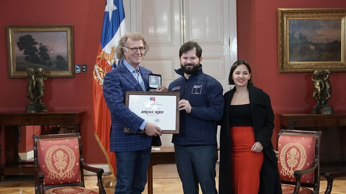 André Rieu recibe la Orden al Mérito Artístico y Cultural Pablo Neruda ...