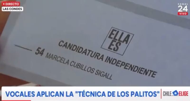 Una de las curiosidades que marcaron las elecciones municipales 2024, fue el logo que utilizó Marcela Cubillos en su papeleta, el cual fue ampliamente comentado, puesto que tenía como fin diferenciarse de la otra candidata que postuló a Las Condes, que tiene su mismo nombre y apellido. 
Fue así como en la papeleta, arriba de su su nombre, se leían dos palabras a modo de logo, cuya leyenda decía “Ella es”. Con esto, Cubillos Sigall, intentó diferenciarse de su competida Marcela Cubillos Hevia. 
Según comentaron en el matinal de CHV, la explicación del logo -que para algunos fue interpretado como una forma de inducir al voto- es porque “tú como independiente le puedes poner lo que quieras a tu pacto. Entonces salía ‘Ella es’”, aclaró la periodista Monserrat Álvarez. 
Al respecto, su compañero Julio César Rodríguez profundizó más en la frase, señalando que la consideraba inadecuada, tras la polémica por los 17 millones de pesos que recibía mensualmente como profesora en la Universidad San Sebastián. 
 “Yo creo que lo puso antes de los 17 millones, si, porque después de los 17 millones no era un slogan muy ad hoc”, sentenció. 
Cubillos reconoció su derrota
“Felicito a Catalina San Martin por su campaña y triunfo (...) cuando uno tiene una derrota tiene mucho que aprender”, precisó Cubillos
Consultada sobre la polémica de su sueldo de 17 millones de pesos en la Universidad San Sebastián, precisó que “no lo quiero centrar a eso, sería quitarle mérito al triunfo de Catalina San Martín”.
“He estado en distintas elecciones, esta vez perdí, lo que corresponde es reconocerlo y agradecer a quienes creyeron en mí”, sostuvo brevemente la exministra de Educación.
Más temprano, cuando sufragó, indicó que “Chile necesita un cambio profundo que, a mi juicio, tiene que partir por cada comuna. Desde todos los lugares de Chile, tenemos que dar una señal con mucha firmeza contra la violencia, violencia en los colegios y frente a un Estado ineficiente”, declaró.
“En Las Condes enfrentar la delincuencia, enfrentar la calidad de vida y recuperar la calidad en la gestión es algo que nos han pedido los vecinos en toda la campaña y ese es mi compromiso con ellos. Haremos que Las Condes vuelva a ser un referente para todo Chile”, añadió.
Cubillos fue consultada si es que cree que la noticia sobre su sueldo en la USS afectará los resultados de la votación, especialmente considerando que se esperaba que ella ganara con la primera mayoría. “Durante toda la campaña he sentido el apoyo y el cariño de la gente en todos estos meses. Esta campaña la partimos en marzo recolectando firmas para una candidatura independiente. Siempre he sentido el fuerte apoyo, el respaldo y el cariño de la gente”, declaró.
“Hoy es un buen día para agradecer ese apoyo y ese cariño. Yo ya representé a los vecinos de Las Condes en la convención, me conocen, saben la fuerza con la que los defiendo a cada uno de ellos y a nuestras convicciones”, añadió.