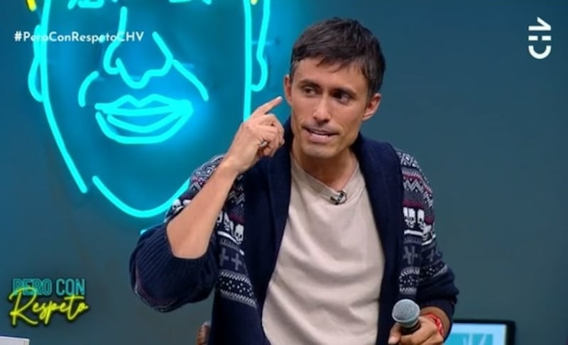 El periodista confesó su idolatría por el cantante español.