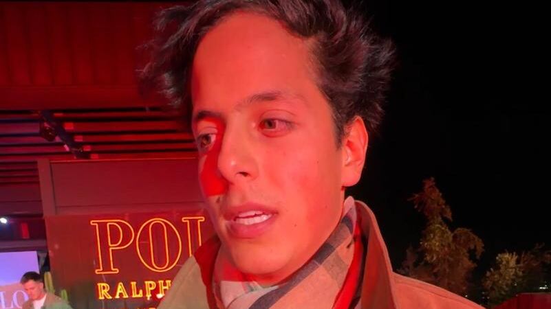 Máximo Bolocco, hijo de Cecilia Bolocco y el expresidente de Argentina, Carlos Menem, fue el alma de la fiesta en el pasado evento del perfume Polo Red, de la marca Ralph Lauren, realizado en el centro Botánico de Peñalolén. Hasta ahí llegó junto a su amiga y compañera de universidad, Valentina González, y conversó con Publimetro respecto a su vida como estudiante, el amor y los deportes.
En la distendida conversación, se refirió al ciberbullying y entregó un sentido mensaje a los más jóvenes, para no enganchar con los comentarios negativos en redes sociales. Mensajes que él mismo ha sufrido en carne propia, sobre todo cuando han sido dirigidos hacia la exMiss Universo.