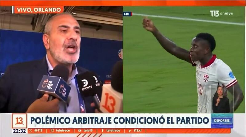 Molesto, casi con furia, reaccionó el presidente la Asociación Nacional de Fútbol Profesional (ANFP), Pablo Milad, tras ser cuestionado por un periodista de Canal 13 que le preguntó al término del partido entre Chile y Canadá por la Copa América, cuál era el peso de la ANFP ante la Conmebol.
Esto, luego de las groseras irregularidades del VAR, que no sancionó con tarjeta roja la fea falta contra Rodrigo Echeverría y habría intervenido en la doble tarjeta amarilla contra Gabriel Suazo, decisión que solo le corresponde el árbitro y no puede ser ordenada por los jueces asistentes.
“¿Cuál es el peso de la Federación de Fútbol de Chile a nivel de Conmebol. Usted es vicepresidente y los hinchas lo apuntan a usted?”, le preguntó, generando su inmediata molestia.
“Usted habla de peso. ¿Qué es eso? ¿Usted se refiere a malabares, a cosas turbias...?”, respondió el mandamás.
Ahí, el periodista no dio pie atrás y continuó con la reprimenda. “El peso político, la Conmebol es una organización política...(me refiero a su poder en la) negociación, muñequeo, que no le pasen por encima a Chile”, le dijo al hueso.
Claramente irritado, también por la eliminación de La Roja tras empatar contra Canadá y quedar tercero del Grupo A- Milad se defendió.
“Yo tengo presencia. Estoy haciendo un reclamo. Aquí no se trata de peso, se trata de presencia y que las cosas mejores, transparentemente. No se trata de tener más o menos peso, se trata de que las cosas de hagan bien”, señaló.
Pero, el reportero en terreno desde Estados Unidos, le recordó la guinda de la torta “a Chile le anunciaron un mundial sin que usted supiese. Así es como se maneja Conmebol, dónde está el respeto por Chile. Esa es mi pregunta”.
Finalmente, algo más calmado, Milad aseguró que “el respeto está, pero esto hay que analizarlo más profundamente”.