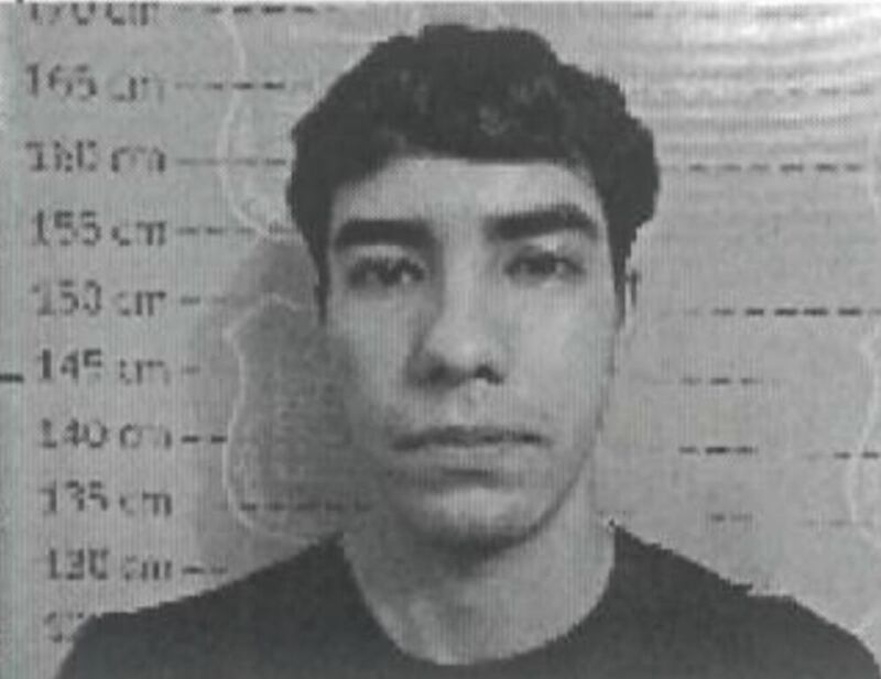 El robo de 23 computadores y una caja fuerte con importantes documentos desde el edificio del Ministerio de Desarrollo Social, habría ocurrido por orden emitida a a través de una videollamada de más de 40 minutos que mantuvo el guardia del edificio público con un hombre que se hizo pasar por el ministro Giorgio Jackson.
Así lo reveló el abogado de la empresa HM Seguridad, Cristián Aros, que reveló que el cuidador habría visto al supuesto secretario de Estado, con quien estuvo casi una hora al teléfono.
“Una persona recibe un llamado al teléfono fijo que es netamente del ministerio. El que se encontraba aparentemente al otro lado del teléfono, era el ministro de Desarrollo Social”, contó el defensor de la cuestionada empresa.
Tras el primer contacto que duró cerca de siete minutos, el supuesto Jackson pidió a los guardias un número de celular para realizar la videollamadas y comprobaran que se trataba del ministro.
“Esto ‘para que vea soy yo (el ministro)’. A luces de lo que dice el guardia, el que estaba al otro lado del teléfono era el ministro de Desarrollo Social”, dijo Aros en conversación con el matinal de Mega Mucho Gusto.
Según relató el abogado, el cuidador en ningún momento dudó que fuera el ministro Jackson, puesto que incluso “llama por su nombre a la encargada de aseo y la saluda”, consignó Página 7.
Además, otra arista que llama la atención es que supuestamente el guardia le indica al ministro que hay computadores que están anclados por seguridad, pero le dicen “‘vaya a tal lugar, ahí hay un napoleón’”, dando cuenta que tenían conocimientos del lugar.
“Nunca hubo cuestionamiento, porque pensó que era una orden directa de la autoridad máxima del ministerio”, señaló el abogado.
Posteriormente, en el matinal de CHV, “Contigo en la mañana”, revelaron la imagen del hombre que habría realizado la video llamada desde la cárcel, quien en la imagen no tiene ningún parecido con la autoridad de Gobierno.
Se trata Miguel Ángel Apablaza Suárez, sujeto de 24 años, quien se encuentra cumpliendo condena en la Cárcel de Puente Alto.