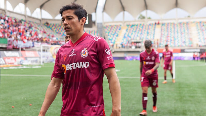 “Mucha fuerza y cariño”: el fútbol chileno abraza a Matías Fernández tras la muerte de su padre