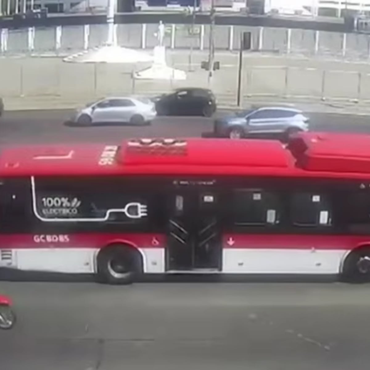 Madre corre tras micro al dejar hija sola Madre corre tras micro al dejar hija sola