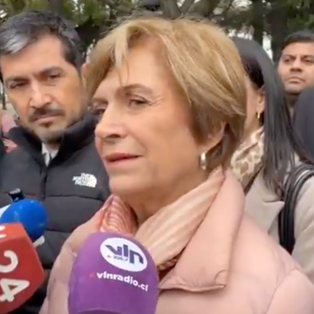Evelyn Matthei molesta con reportero local en Curicó Evelyn Matthei molesta con reportero local en Curicó