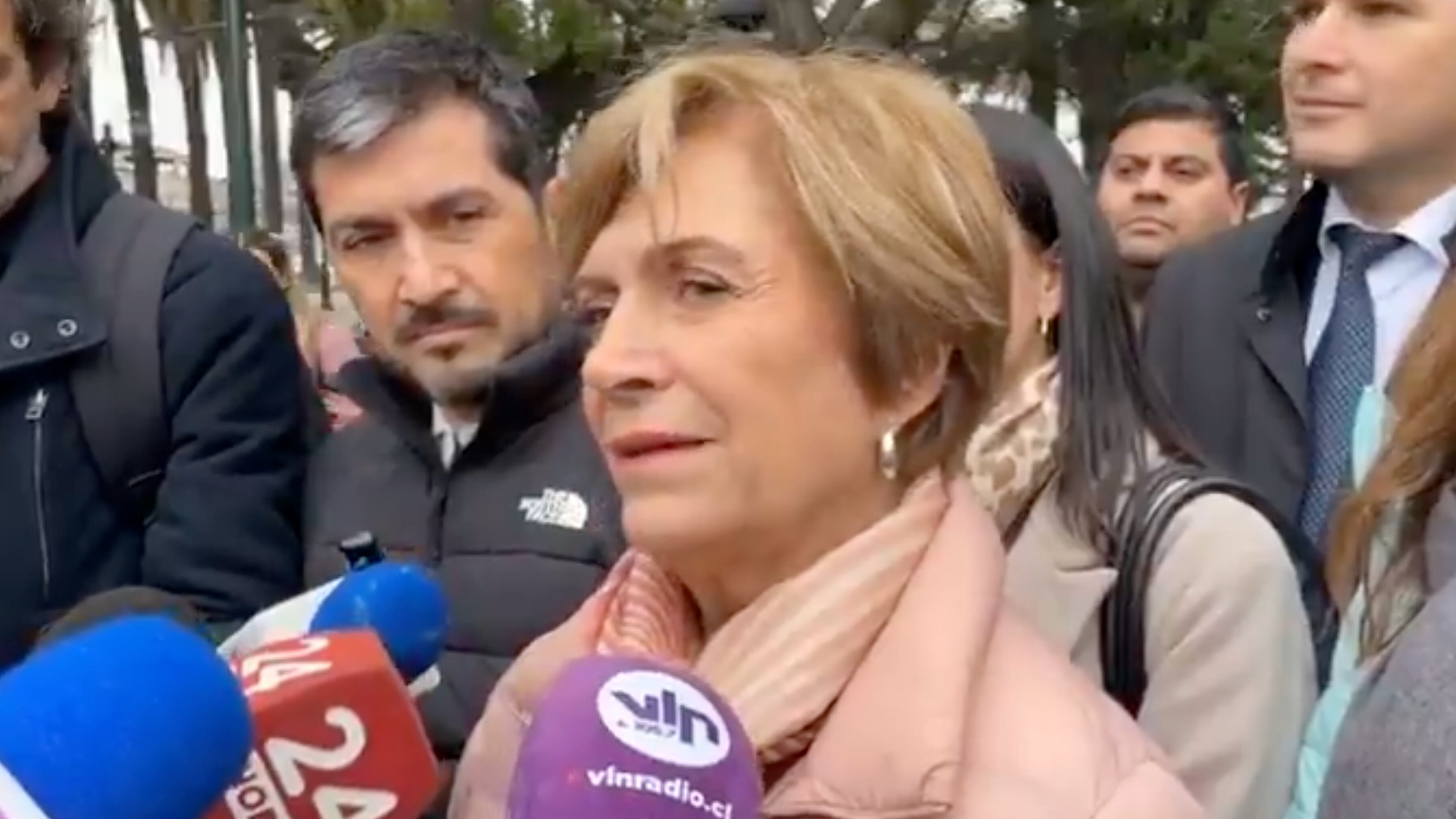 Evelyn Matthei se enojó con reportero en Curicó