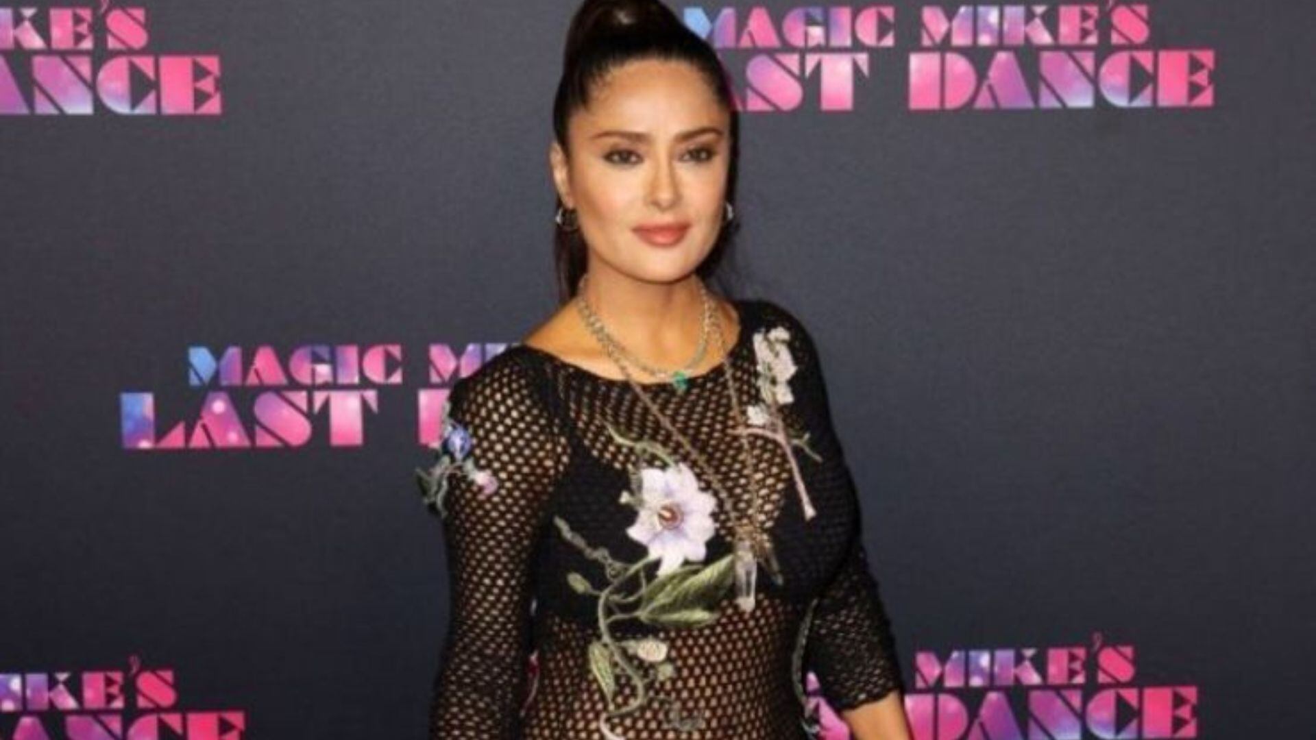 Salma Hayek luce un vestido transparente en la premiere de su nueva película