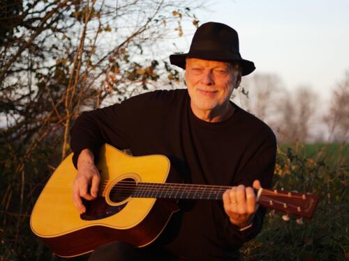 A sus 78 años, David Gilmour vuelve con disco nuevo y ya regaló el primer adelanto