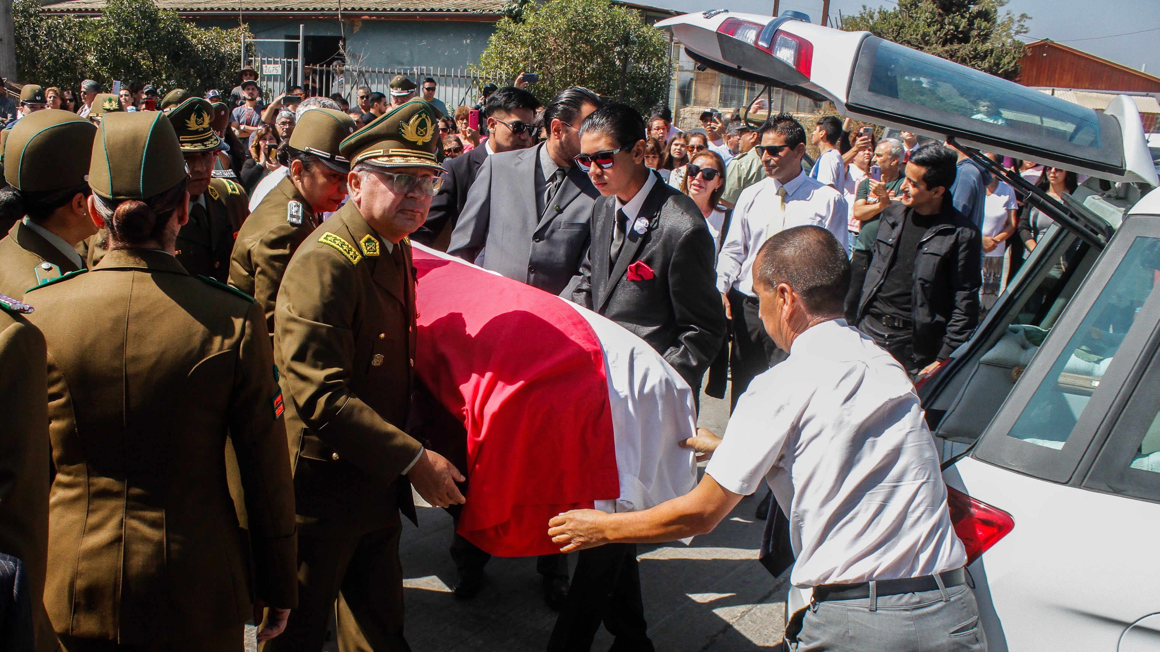 Esta jornada fueron enterrados los restos de la sargento de Carabineros, Rita Olivares, asesinada el domingo pasado mientras realizaba un procedimiento policial en la comuna de Quilpué.