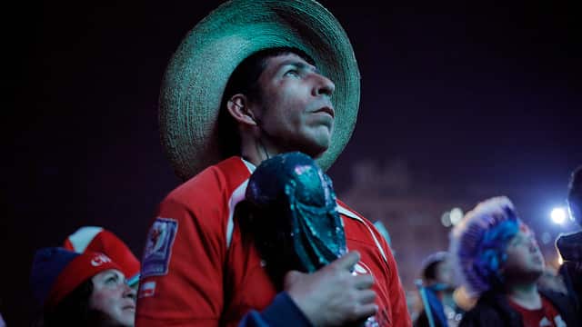 Un hincha mantiene un modelo de la copa en su mano en la Plaza de la Ciudadanía donde ve el esperado debut de “la roja”, en el mundial de Brasil, contra Australia.