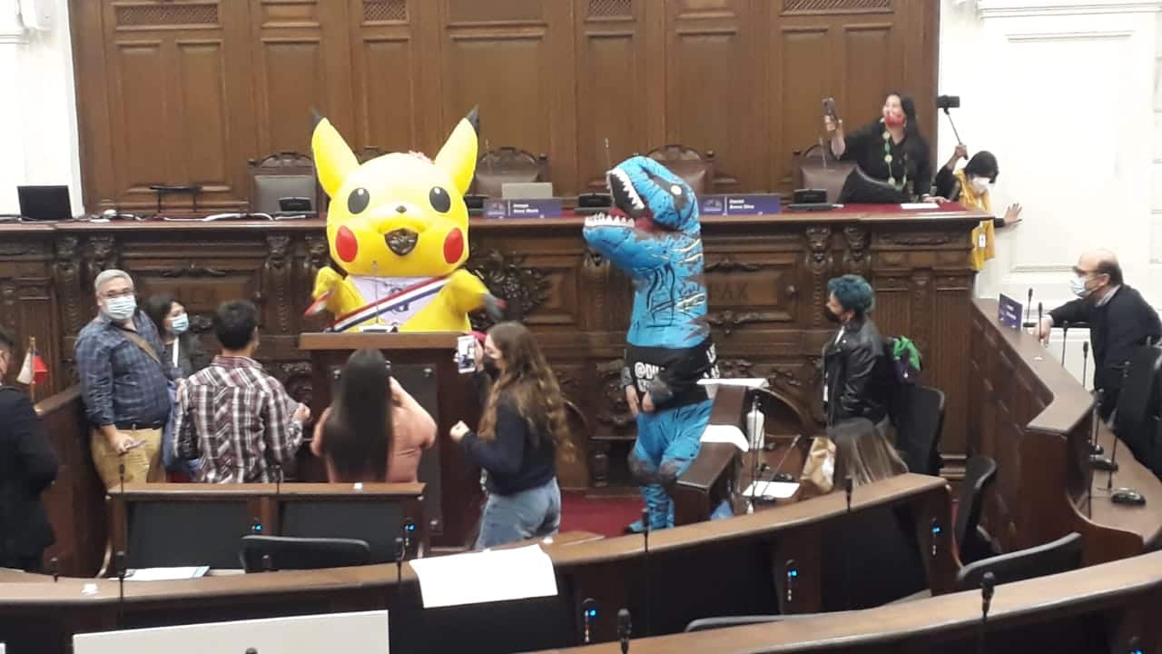 Tía Pikachu en el hemiciclo.