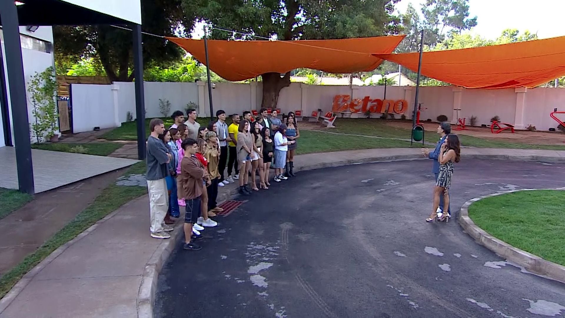 Vecinos al límite es el nuevo reality show de Canal 13 y debutó este lunes