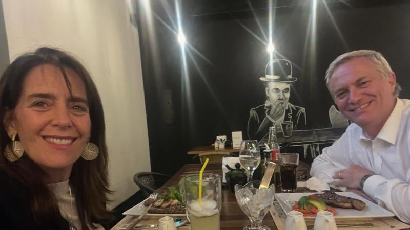 Presidente Kast y María Pía Adriasola celebran su “primer martes de pololeo” en el centro de Santiago