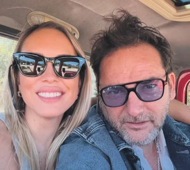 Duraron tres meses y se separaron. Pero, el destino quiso que Daniel Fuenzalida y Valentina Cavassa se dieran una segunda oportunidad en el amor. 
La ingeniera de 36 años, 17 menos que el animador, fue quien tomó la iniciativa y le envió un mensaje de WhatsApp para saber cómo estaba y tantear si aún había interés en su corazón. 
Y la respuesta fue inmediata, dando cuenta que, al parecer, era la señal que estaba esperando Fuenzalida para decirle que sí al romance con la amiga de su partner de podcast, Rosario Bravo.