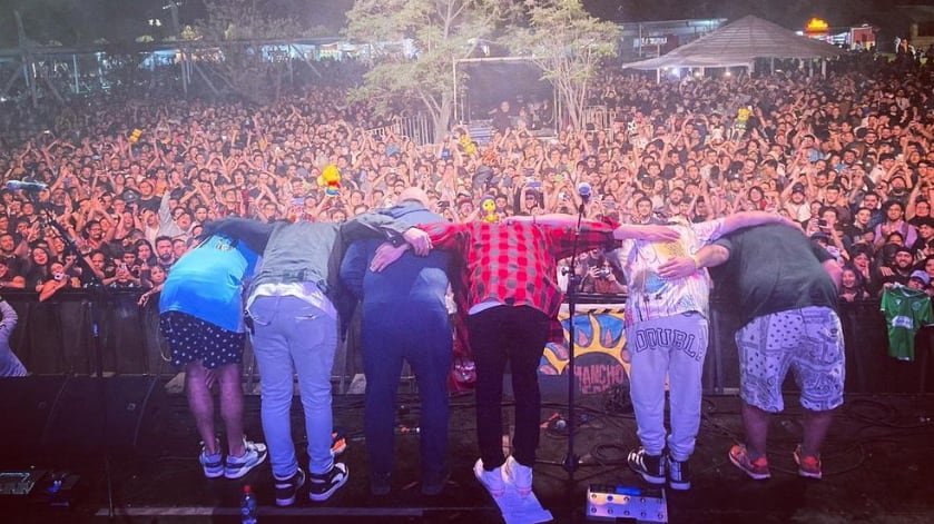 Querida Comunidad Marrana:
Con profundo pesar nos dirijimos a ustedes para comunicarles una importante noticia. Como Banda hemos decidido entrar a un receso indefinido de nuestra actividad artística. Después de casi 29 años de trabajo ininterrumpido, con sendos shows en vivo en escenarios de todo el país y el extranjero, con más de 100 canciones originales y con 14 LP’s editados, sentimos absolutamente necesario este alto en nuestra exitosa carrera. Esta difícil, pero sensata y consciente decisión, se ampara principalmente en las necesidades que con el tiempo fueron surgiendo en cada uno de nosotros para poder desarrollar proyectos de vida personales independientes, distintos a la carrera de este nuestro grupo que tanto queremos y que merece toda la atención.
Aunque este hecho pueda ser doloroso, sabemos que como en todas nos sabrán comprender.
Sólo nos queda agradecerles por el apoyo incondicional que nos han brindado por casi tres décadas, acompañándonos en nuestro desarrollo como artistas, aceptando nuestra legítima búsqueda creativa, motivándonos a ser mejores y dándonos su aliento en las buenas y en las malas. Los invitamos a acompañarnos en cada uno de los conciertos que aún daremos en los meses venideros.
Y como toda linda historia merece un gran final, les presentamos “Voy Y Vuelvo”, nombre del espectáculo con el que nos despediremos en vivo de nuestro público. “Voy Y Vuelvo” consistirá en una gira nacional durante los meses de Mayo y Junio y un gran concierto de despedida en el emblemático Teatro Caupolicán en Santiago de Chile, el próximo sábado 08 de Julio.
En la historia y en la memoria quedarán incontables bellos momentos vividos junto a ustedes. Y nuestra música seguirá resonando por siempre como la banda sonora de nuestros corazones.
Un abrazo grande a cada uno de ustedes Hermanos Marranos.
Rock, Paz y Amor.
Nos vemos en “Voy Y Vuelvo”
“¡Viva Chile Mierda Y Los Chancho En Piedra!”