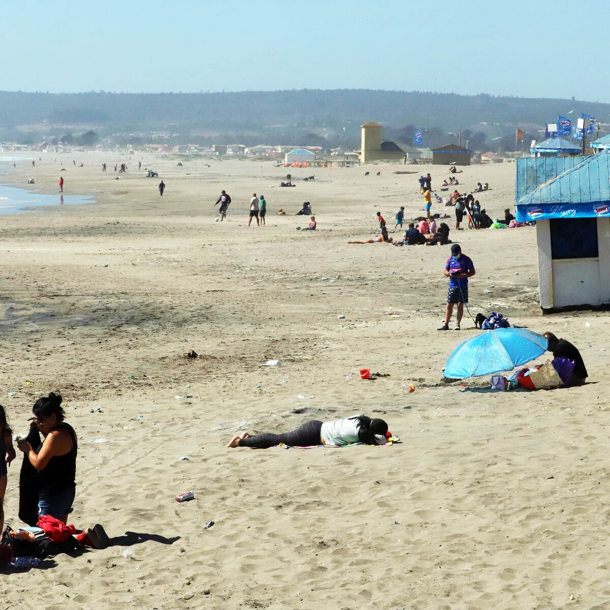 Familia intenta crear piscina en playa de Cartagena y termina rescatando a niño con retroexcavadora Familia intenta crear piscina en playa de Cartagena y termina rescatando a niño con retroexcavadora