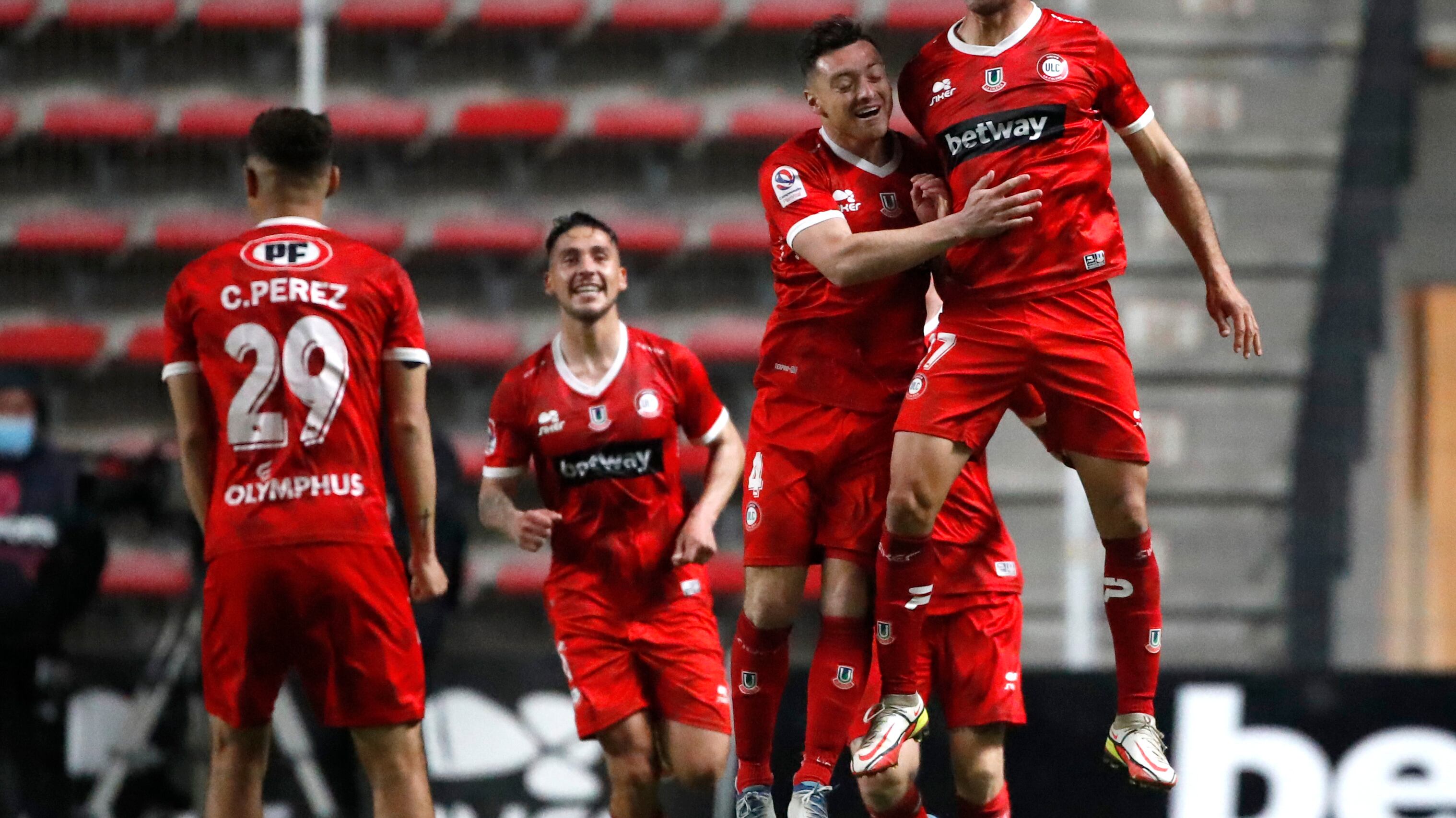 Christian Vilches, derecha, celebra con sus compañeros uno de sus dos goles contra Colo Colo durante el partido de Primera División disputado en el estadio Nicolás Chahuán de La Calera, Chile.