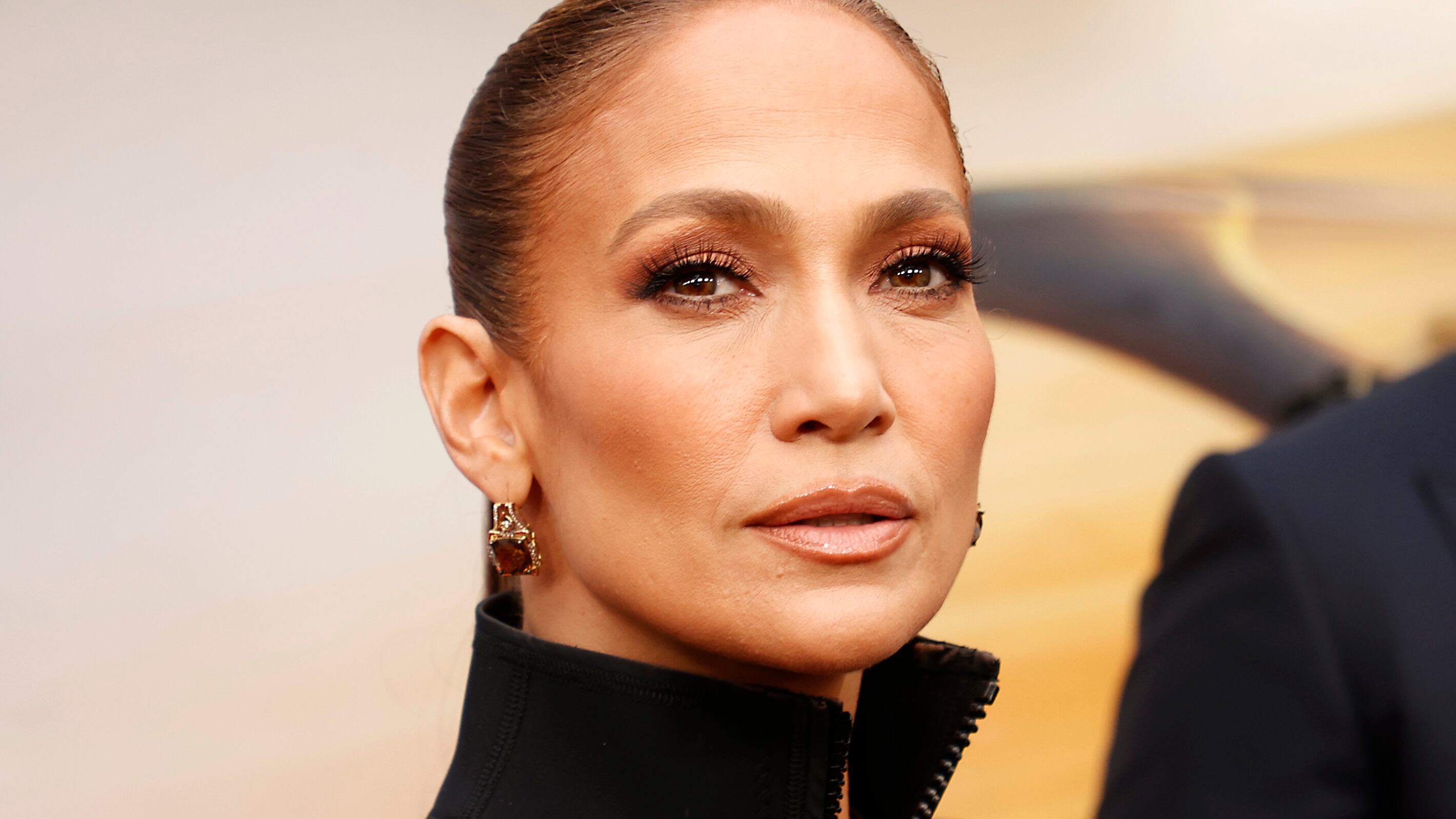 "Las tienes muy flacas": Jennifer Lopez desata ola de críticas al posar con minivestido rojo