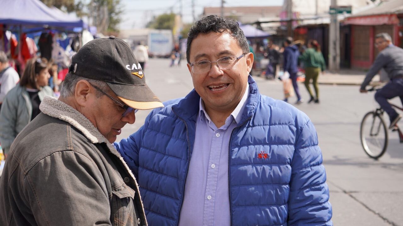 El candidato para la alcaldía de la comuna de La Pintana de la Región Metropolitana, Guillermo Benavides, busca desafiar la reelección de la actual alcaldesa, Claudia Pizarro de la DC, quien está en el cargo desde el 2016.
El empresario fundó la organización de la sociedad civil, “Pintanino Amigo”, cuyo objetivo es brindar una ayuda a los vecinos de la comuna, y ahora lanzó su candidatura de manera independiente. Benavides se sentó a conversar con Publimetro para el ciclo de entrevista, “Estación Publimetro”, en donde habló de sus intenciones de llegar al Municipio.
Él partió hablando de sus motivos detrás de su candidatura, especialmente considerando lo bien posicionada que está la actual alcaldesa para la reelección. Benavides señaló que se presentó debido a que “hemos visto la necesidad que existe, la precariedad que tiene nuestra gente en todos los sectores. Ahí nace un llamado el cual yo acepto para poder competir”.
Guillermo fue crítico con el actual mandato de Pizarro, y señaló que en la comuna “están cortos” en varios temas. El primer ejemplo que dio fue la seguridad, “no basta con salir en la tele estigmatizando a nuestra gente con el narcotráfico y la delincuencia, porque esto no es sólo un problema de esta comuna, es a nivel país”, declaró. Él agregó que hay proyectos como las cámaras de seguridad que quedan reposando y no se actúa.