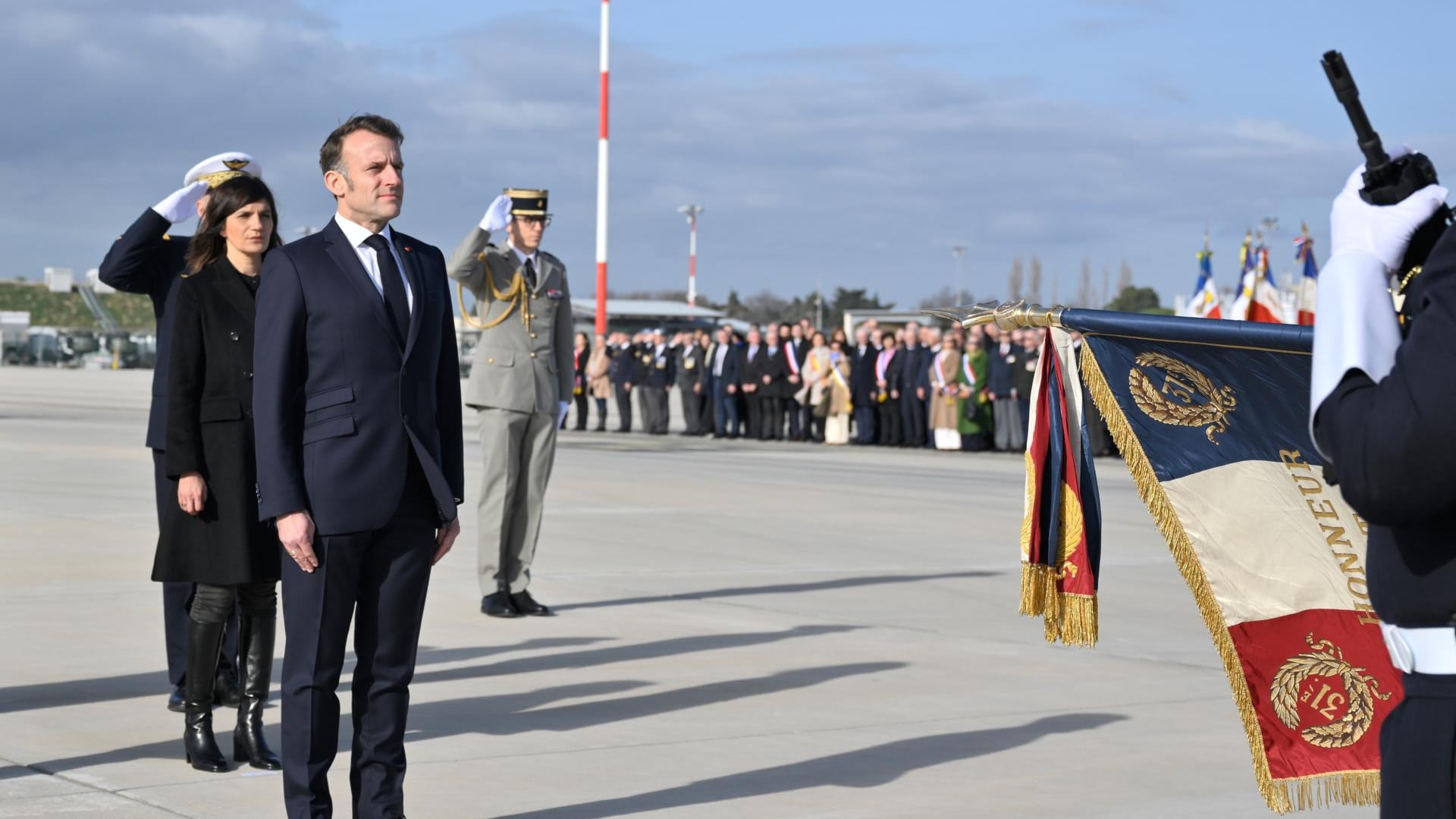 Macron: Francia pondrá más medios militares terrestres, aéreos y marítimos en Groenlandia