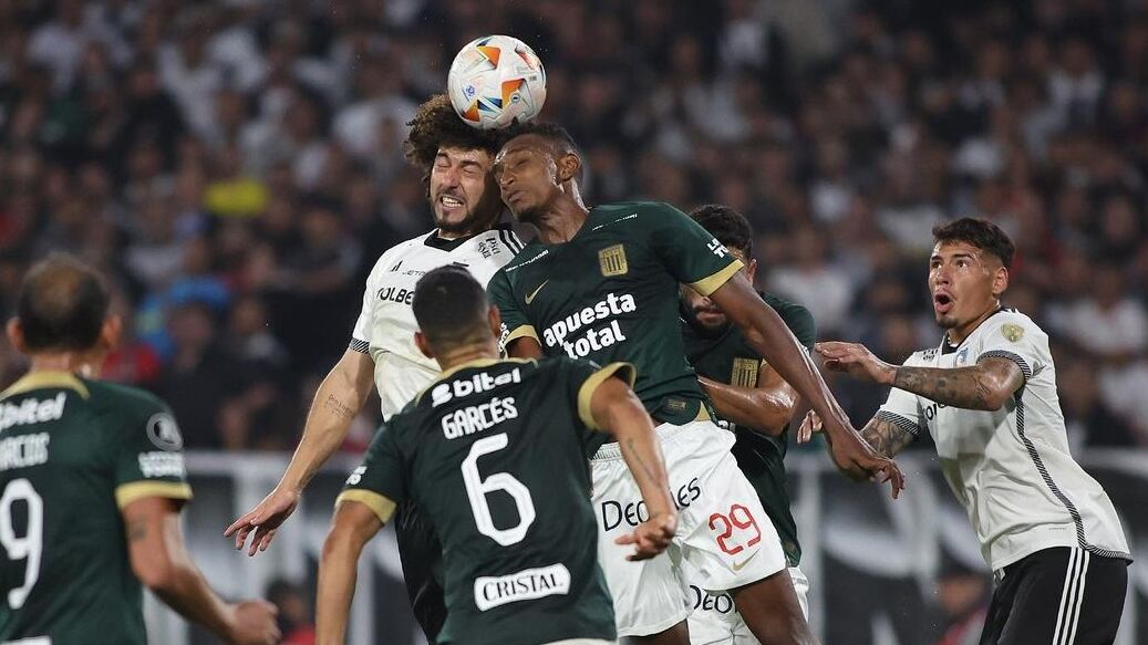 Jorge Almirón tiene una duda respecto del equipo titular de Colo Colo, mientras que el técnico de Alianza Lima avisó que presentará un equipo ofensivo en el duelo de esta noche en Perú.