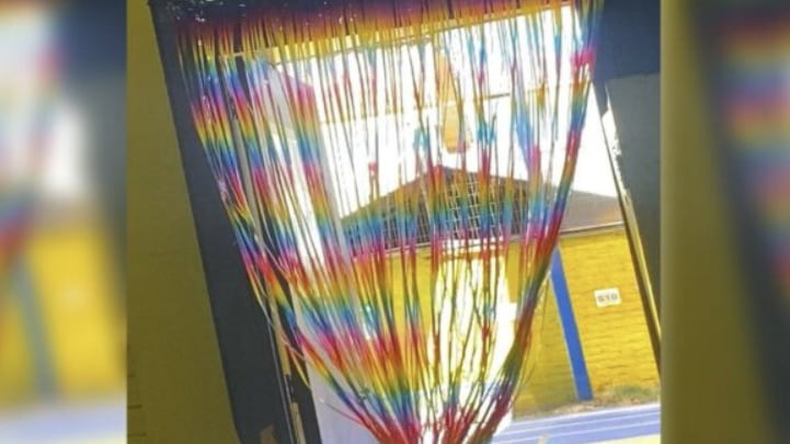 Acusan a docente de “imponer su tendencia homosexual” tras poner cortinas de colores en la sala de clases