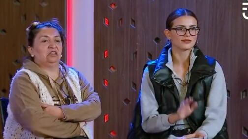 Un consejo de amigas fue el que le dio Jennifer Galvarini a Constanza Capelli, luego que la bailarina fuera completamente ignorada por el exparticipante de Gran Hermano Sebastián Ramírez.
Todo ocurrió en el marco de la celebración de los 90 días de reality, ocasión donde los cinco integrantes que partieron desde el comienzo (Pincoya, Cony, Hans, Jorge y Alessia) pudieron compartir de una cena.