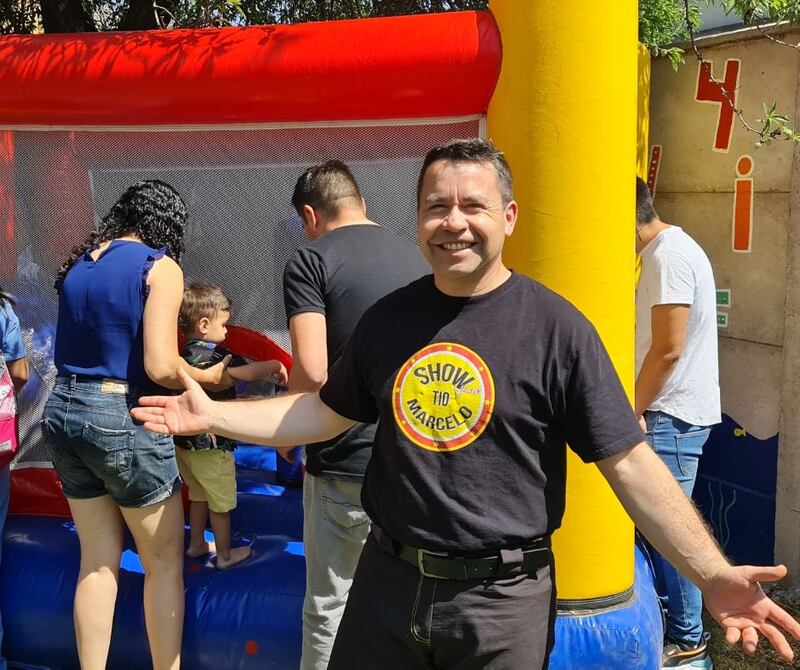 Se decidió a animar su primer cumpleaños cuando una parvularia se lo recomendó por el trato que tenía con los niños y niñas. Cobró 40 lucas. De eso ya 13 años.