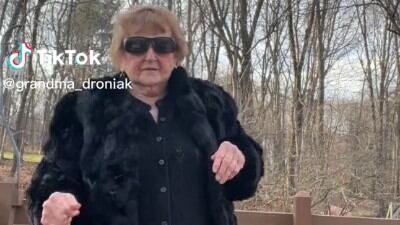 Abuela va a funeral a su ex, lo que molesta a familia del difunto