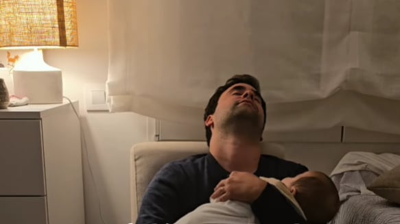 “Debí dormir más tiempo cuando no los tuve”: Padre primerizo hace trend viral con la canción de Bad Bunny