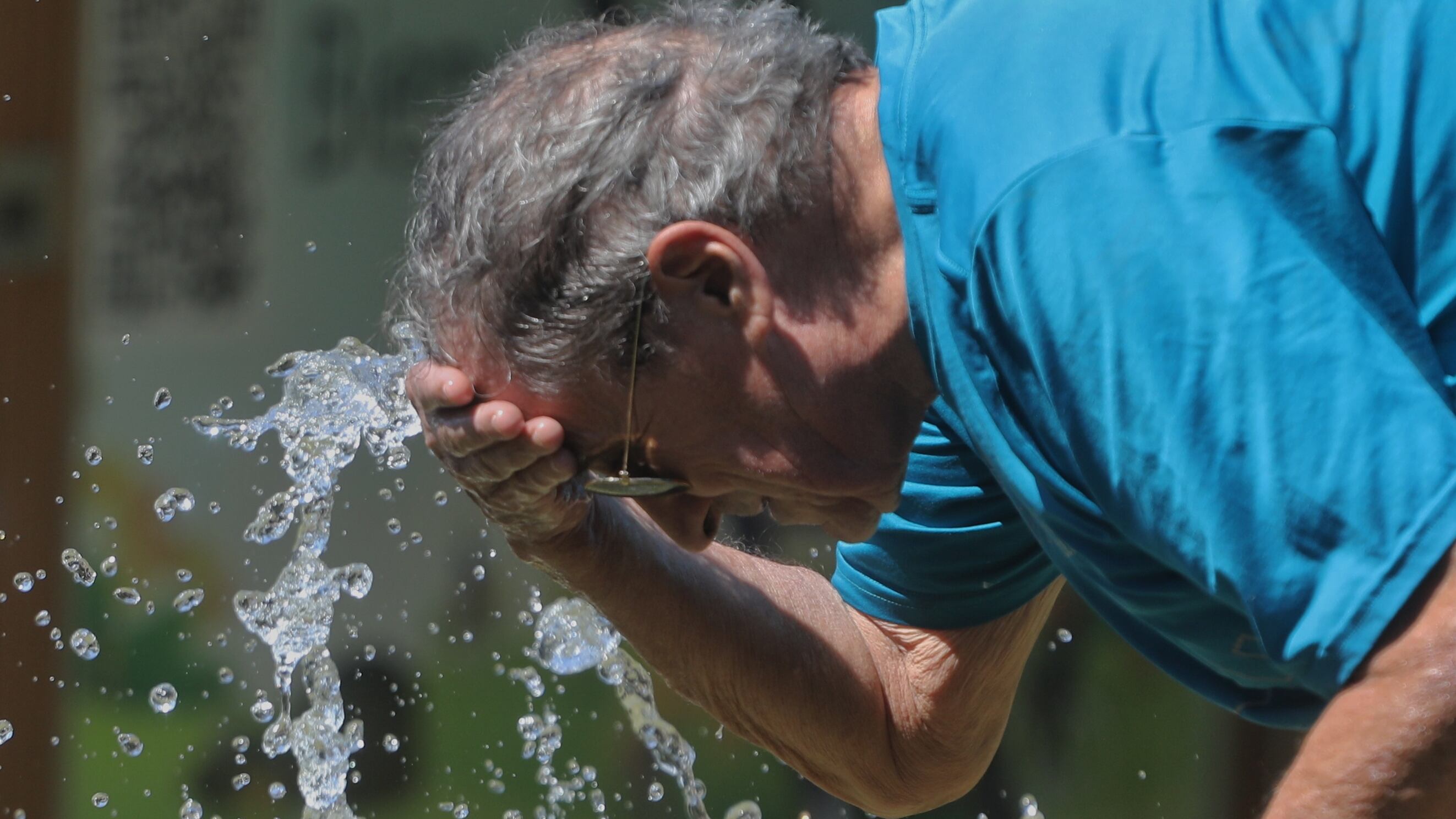 Las altas temperaturas y los efectos de la radiación solar deben tratarse con el uso de protectores solares.