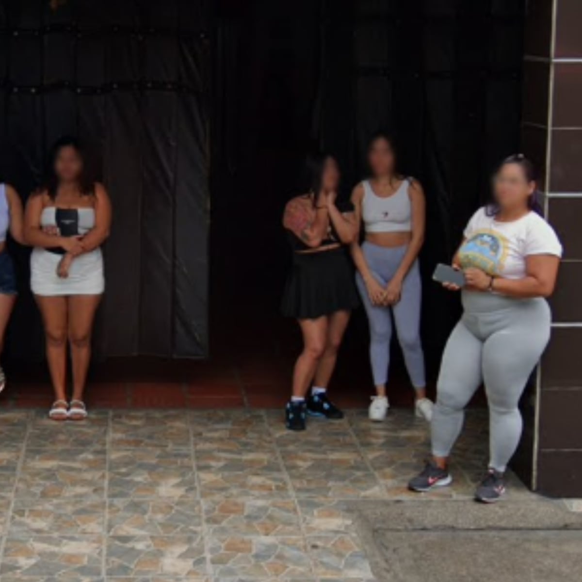 Amigos amanecen desnudos y desorientados tras fiesta Amigos amanecen desnudos y desorientados tras fiesta