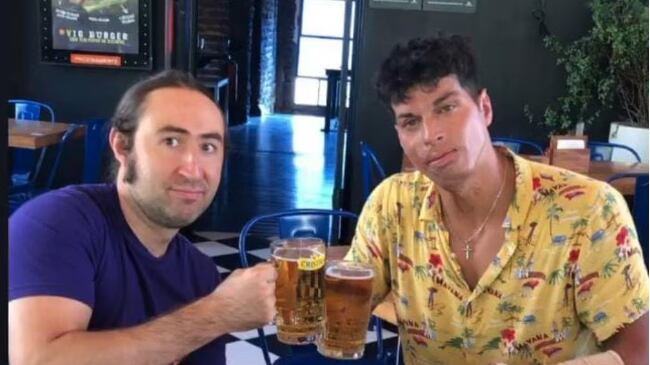 Através de las redes sociales se comenzó a difundir una funa a Ignacio Lastra y Mario Ortega, quienes fueron acusados por un garzón del bar Barbazul de Providencia de hacer perro muerto y no pagar la cuenta por $140.100, con propina incluida.
Con una foto de la boleta y detalle de todo lo consumido, el usuario acusó a los ex chicos reality de hacerse los locos e irse sin pagar.
“Como muchos saben yo trabajo en el Barbazul de Ñuñoa. El día de hoy nos tocó atender al @ignaciolastra_7 y a @elcosmosdemario los cuales se fueron sin pagar, dejando una cuenta impaga de la que nos hicieron pagar a nosotros como responsables de la mesa”, escribió el joven afectado.